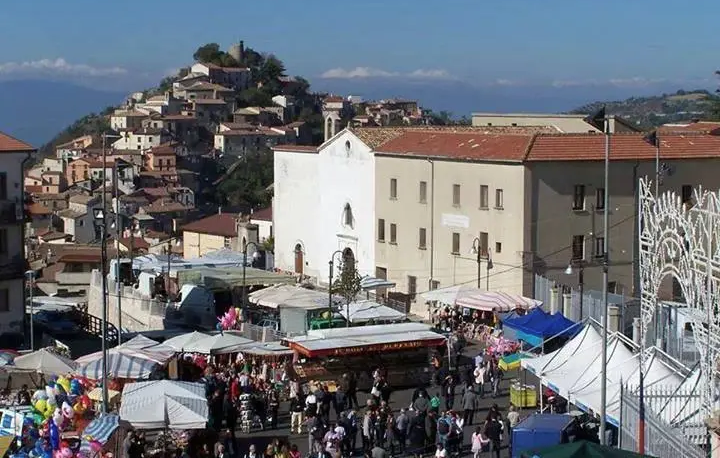 «Fiera di Sant’Angelo, la tariffa imposta agli ambulanti è illegittima»