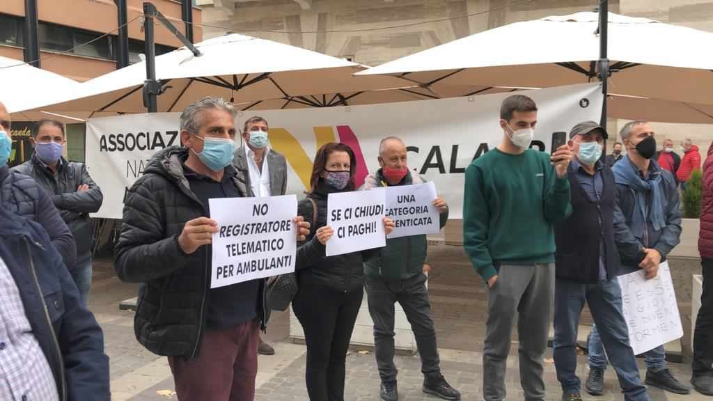 Cosenza, protesta in piazza degli ambulanti: «Siamo fermi da marzo»