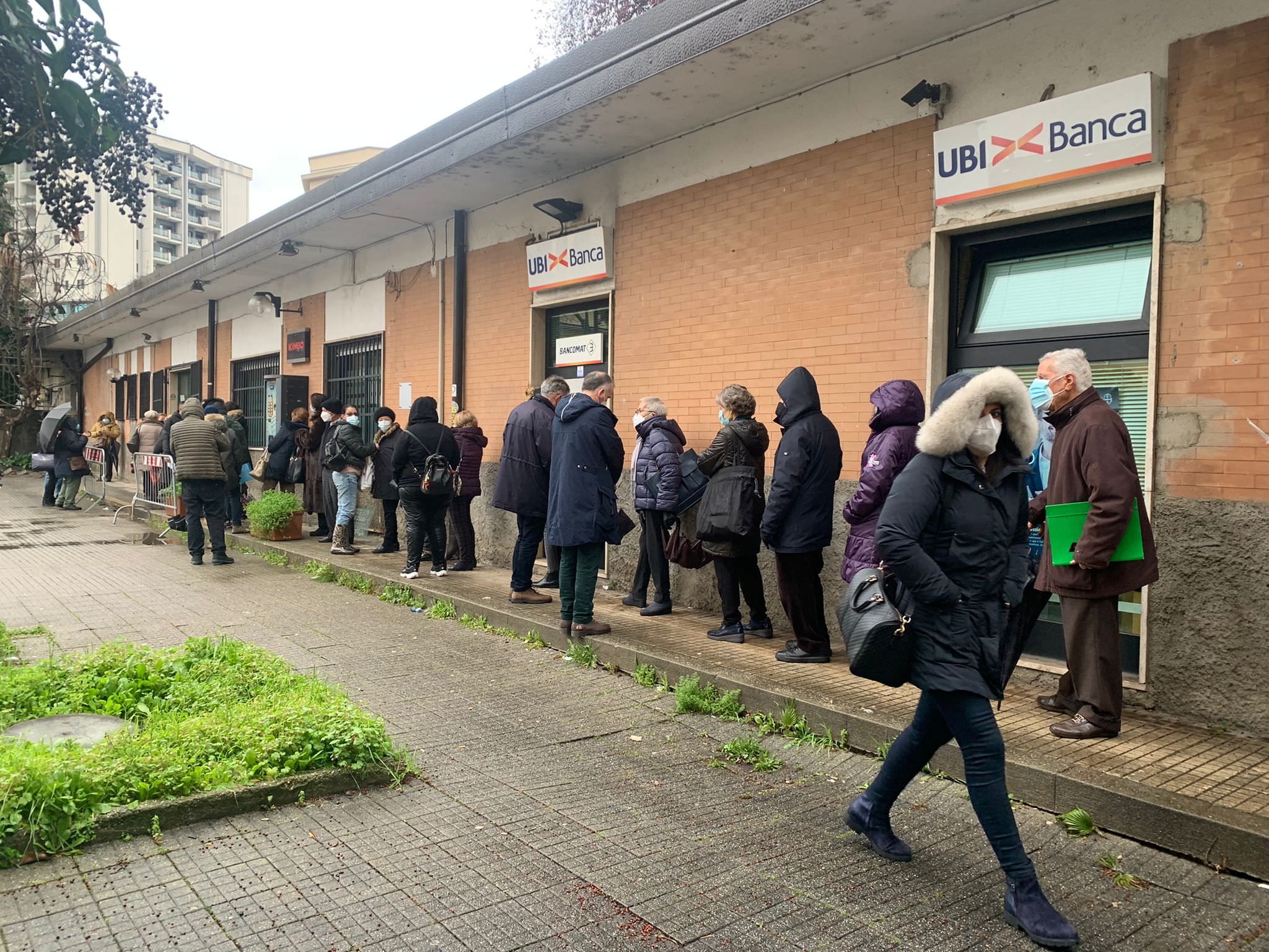 Cosenza, tutti in fila (e troppo vicini) per entrare in ospedale