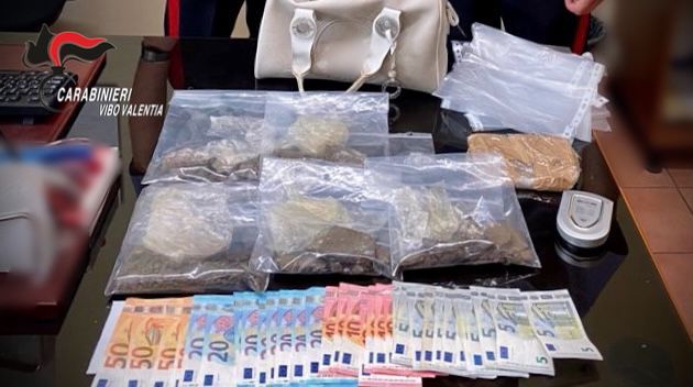 Zungri, mezzo chilo di hashish nella borsa: arrestata una 37enne