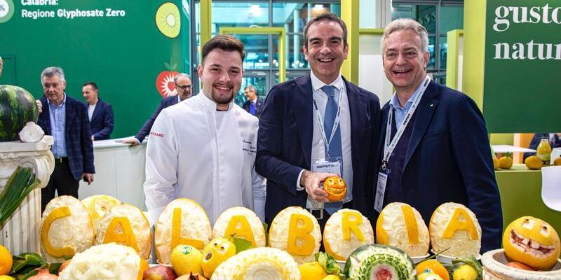Occhiuto: «La nostra filiera ortofrutticola ha un ruolo centrale nel Mediterraneo grazie al porto di Gioia Tauro» – VIDEO E FOTO