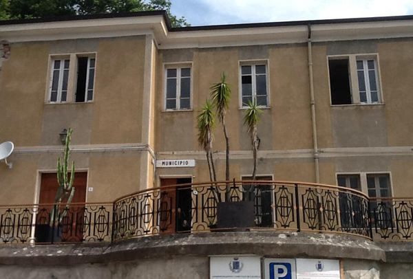 Falerna, colpi di fucile contro il Comune