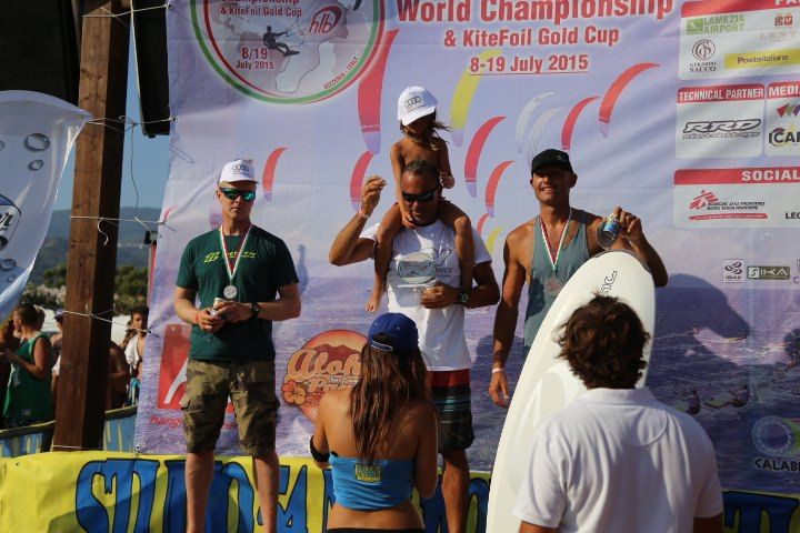 L'invasione dei kitesurf (e degli appassionati) a Gizzeria