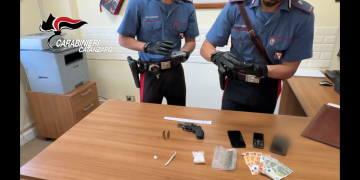 Nel borsello una calibro 38 pronta a sparare, arrestato dai carabinieri nel Catanzarese – VIDEO