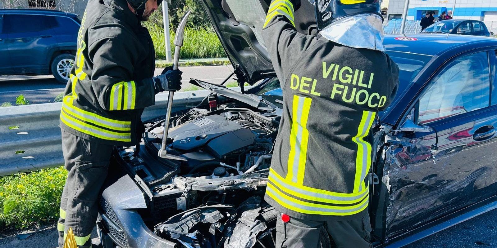 Incidente stradale a Isola Capo Rizzuto: tre auto coinvolte e diversi feriti