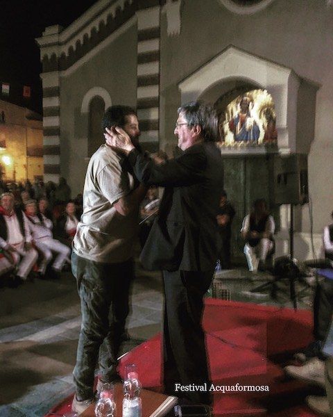 Festival delle Migrazioni, il fuori programma è l'abbraccio tra il vescovo e l'imam