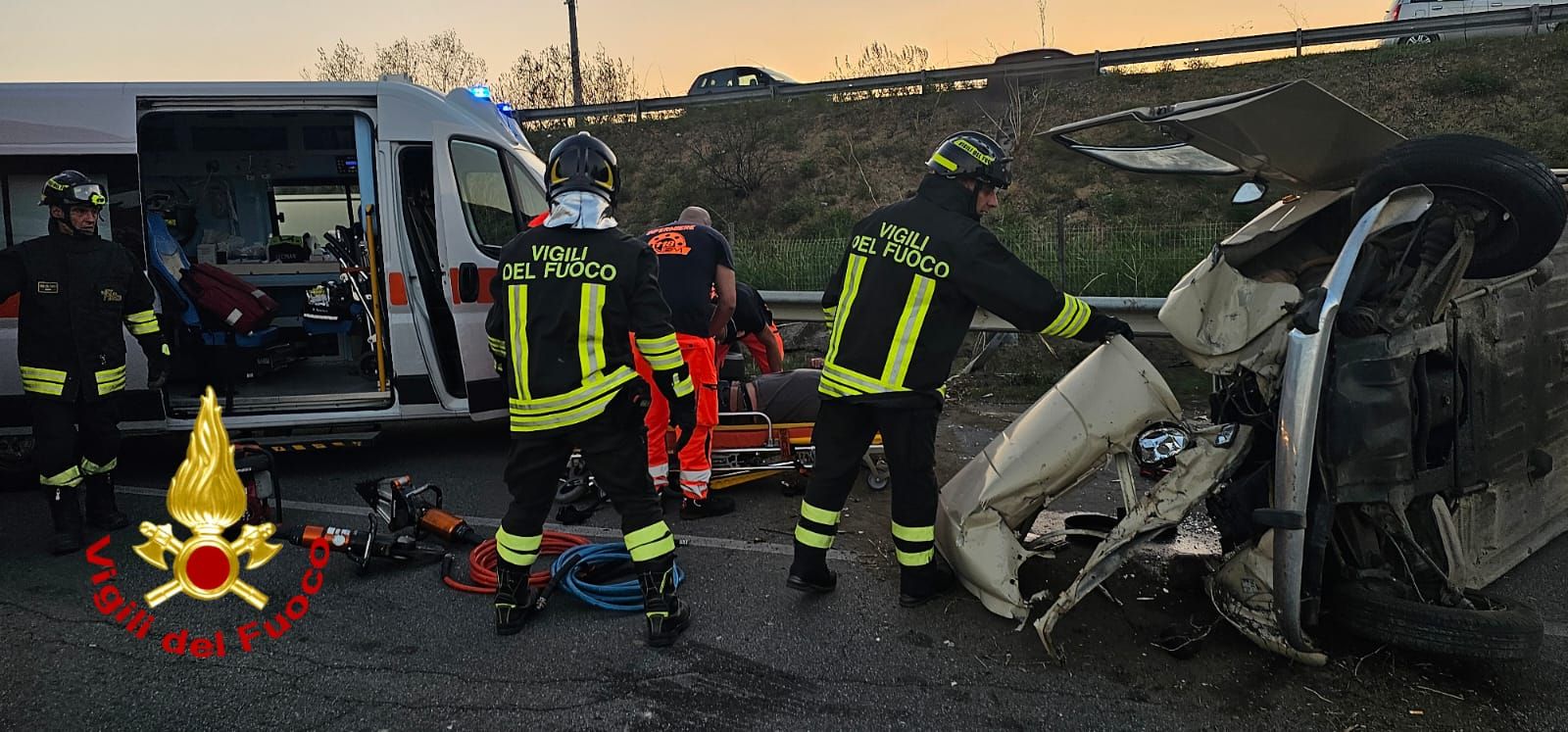 Si ribalta con la sua auto, ferito un 63enne crotonese – FOTO