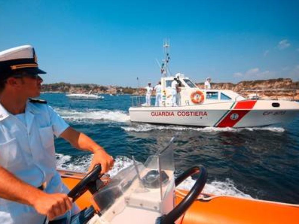 La Guardia costiera salva tre persone nel Crotonese