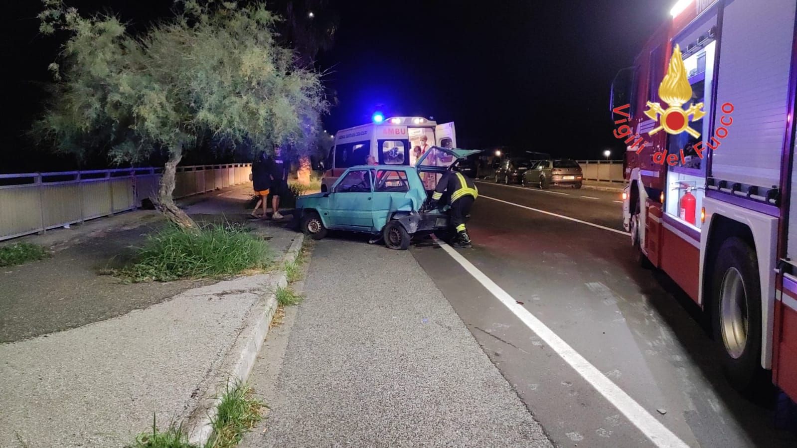 Scontro tra due auto sulla statale 18: due feriti