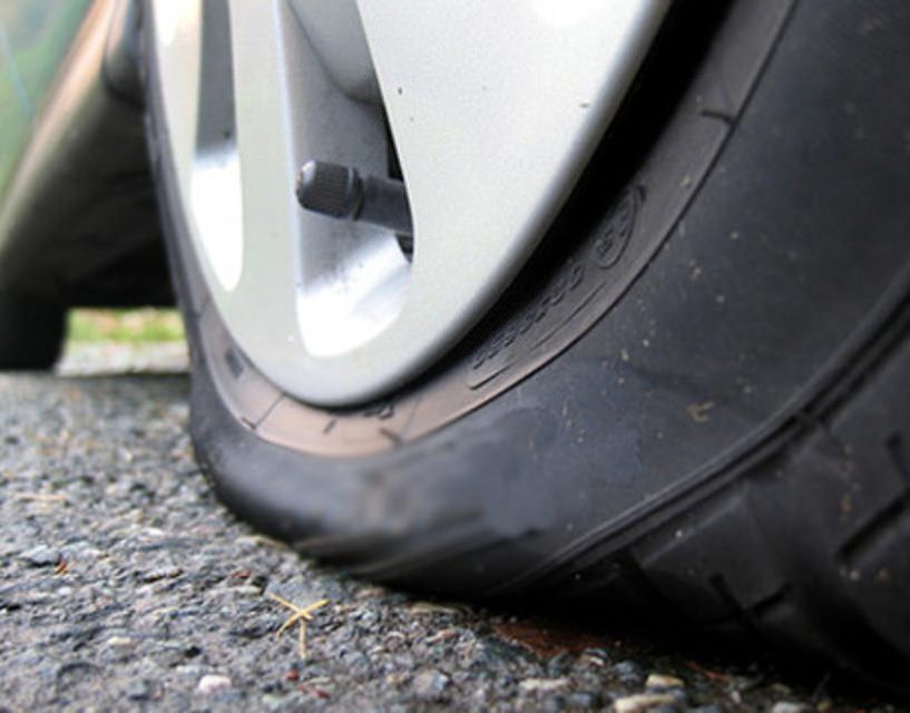 Tagliati gli pneumatici dell'auto del parroco di Zungri