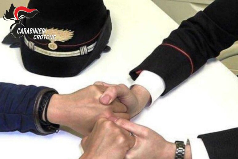 Truffa del finto carabiniere a Crotone, denunciato dopo aver sottratto a un’anziana gioielli e 10.500 euro