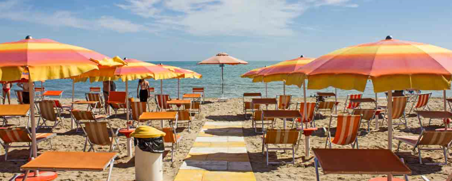 Fulmine in spiaggia, gravi due donne