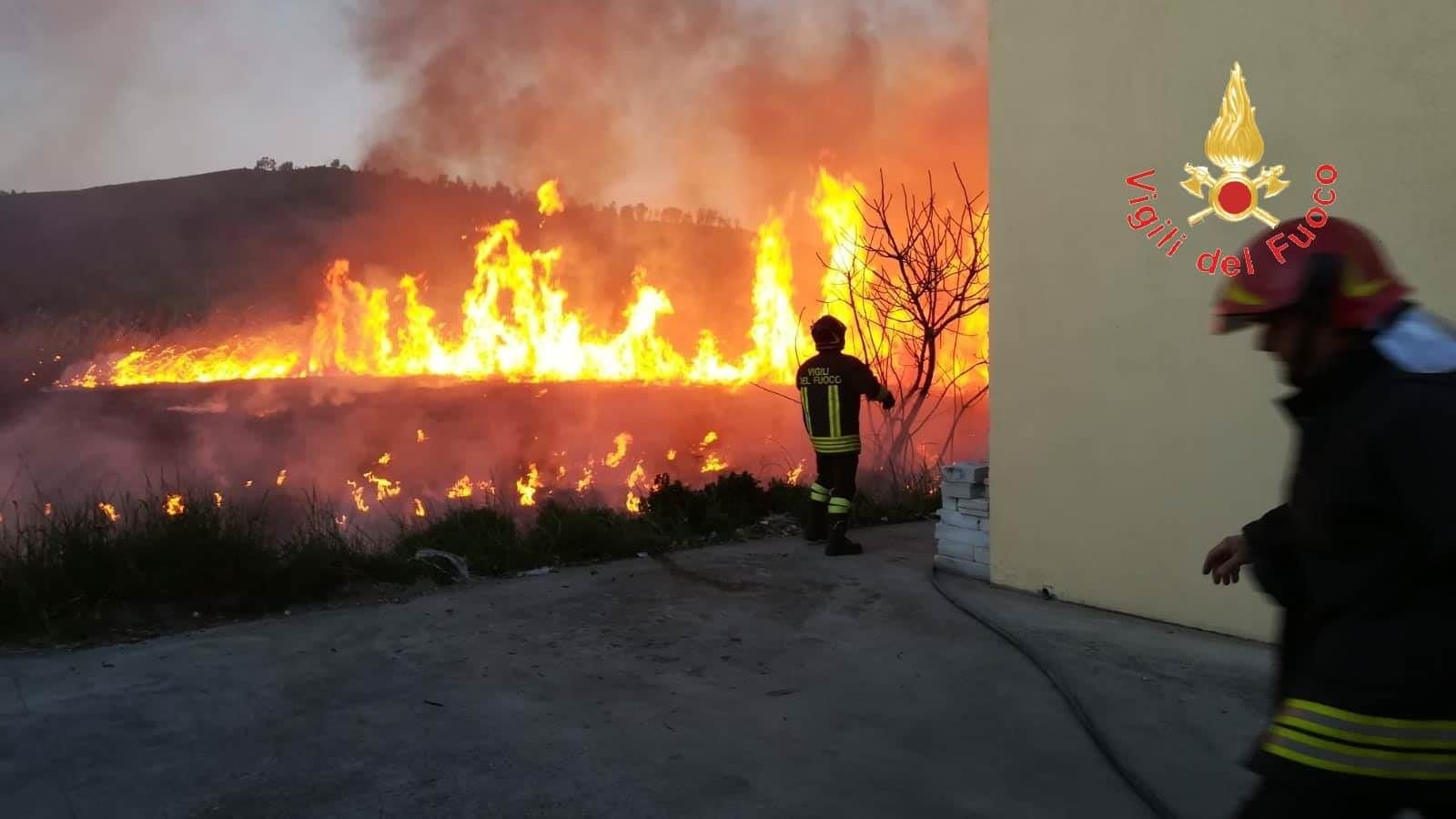 Incendio minaccia una casa e un capannone a Catanzaro
