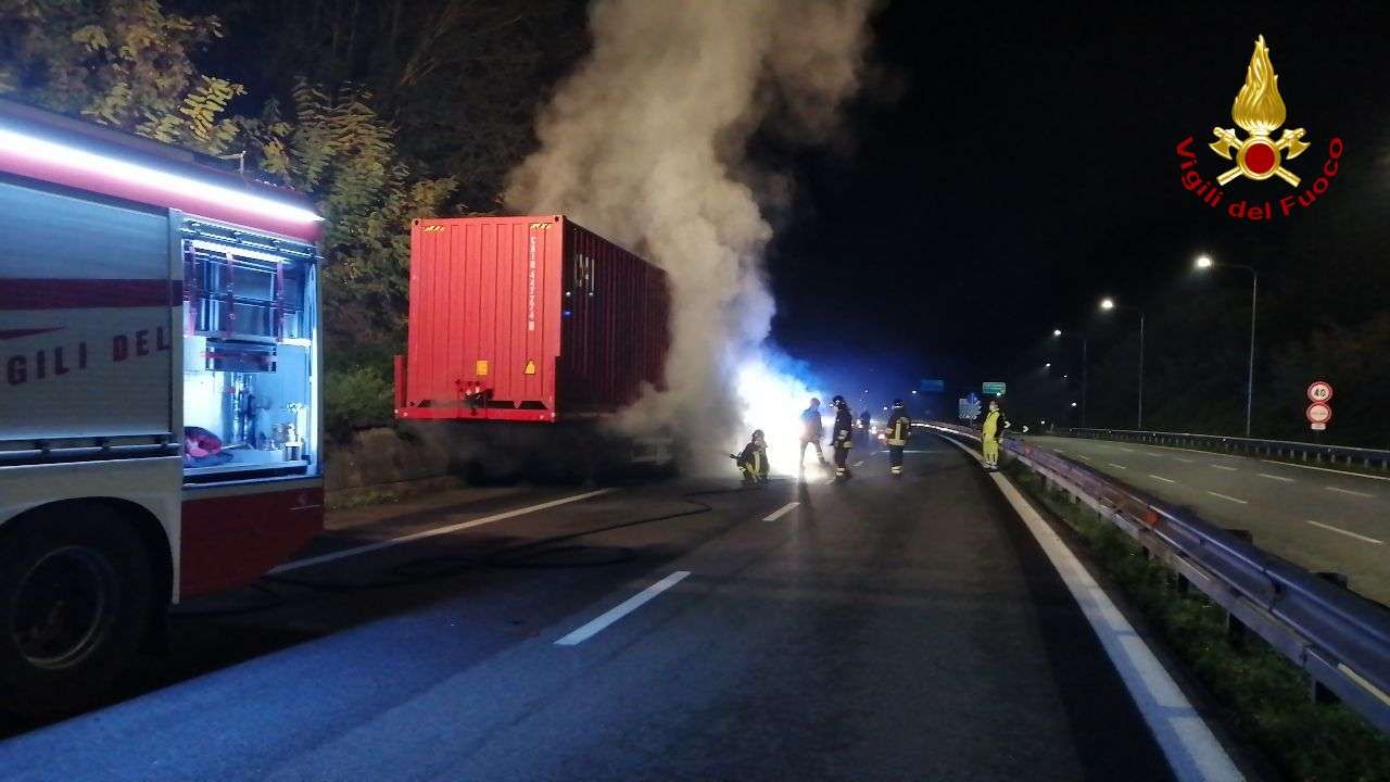 Vibo Valentia, a fuoco un autocarro sulla A2