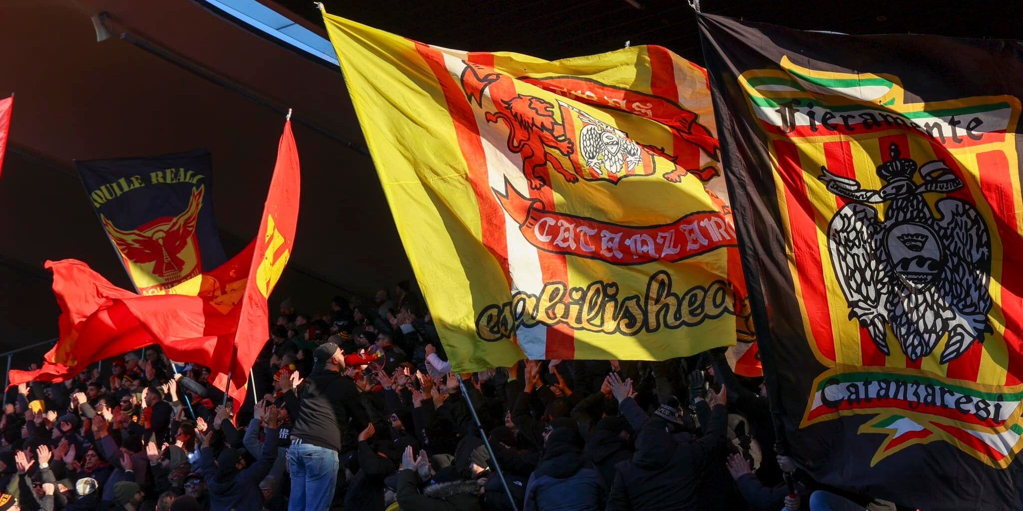 Tifoso del Catanzaro (armato di coltello) agli agenti: «Vi apro la pancia come un capretto». 10 anni di Daspo