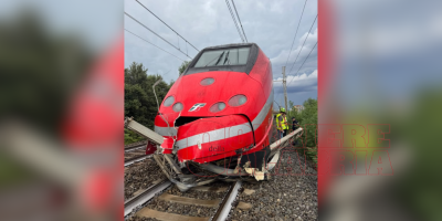 Falerna-Nocera, treno fermo: pali dell’elettrificazione finiscono sui binari