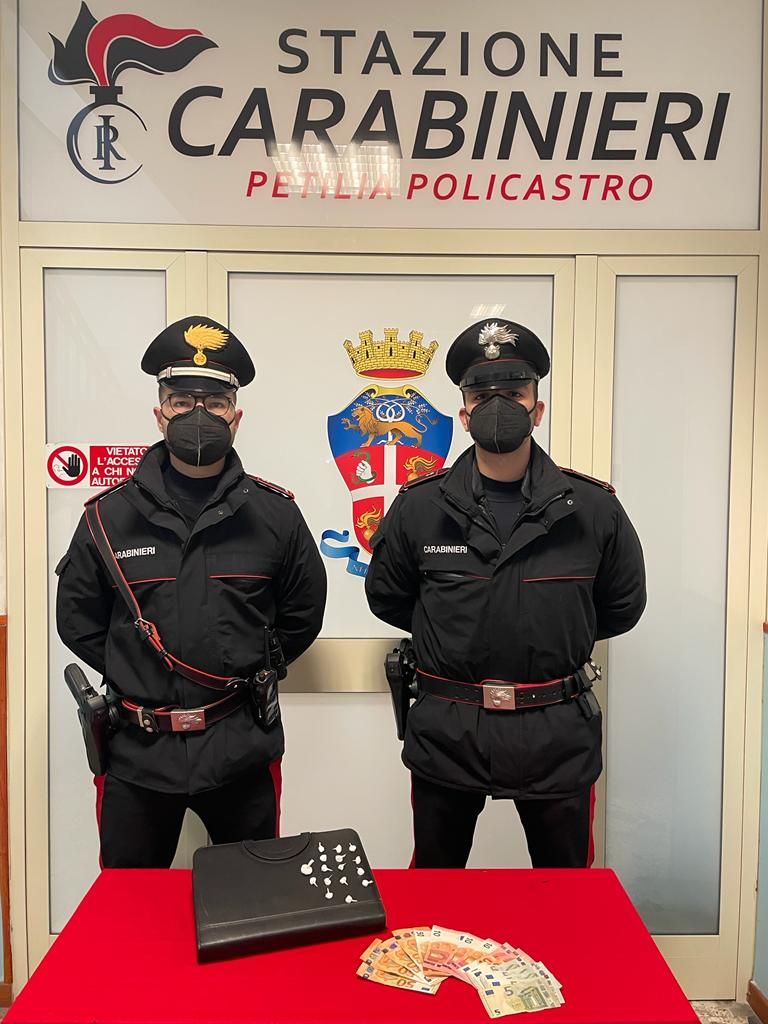 Petilia, trovato con della droga nell’auto: arrestato un 31enne
