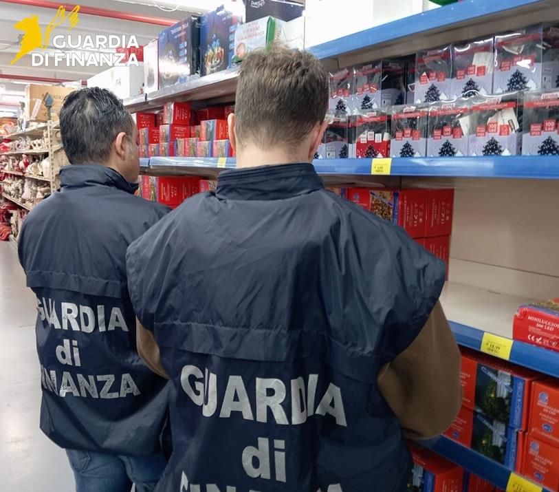 Cosenza, sequestrati oltre 21mila prodotti non conformi – FOTO E VIDEO