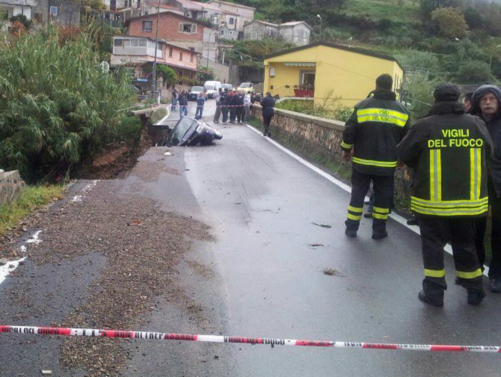 In un burrone con l`auto, muore in ospedale