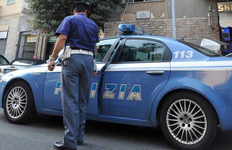 Picchiano e rapinano gambiano, arrestati due uomini