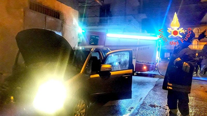 Auto in fiamme nella notte a Lamezia, ipotesi dolo