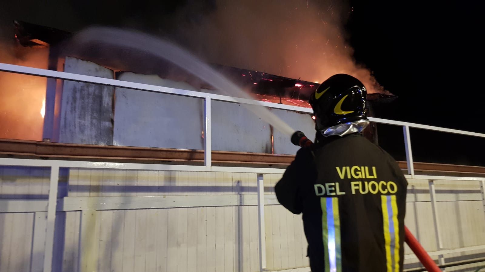In fiamme lido balneare a Corigliano Rossano, indagini in corso