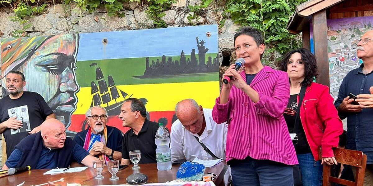 L’abbraccio prima virtuale e poi reale: così il Pd di Schlein “corteggia” Mimmo Lucano