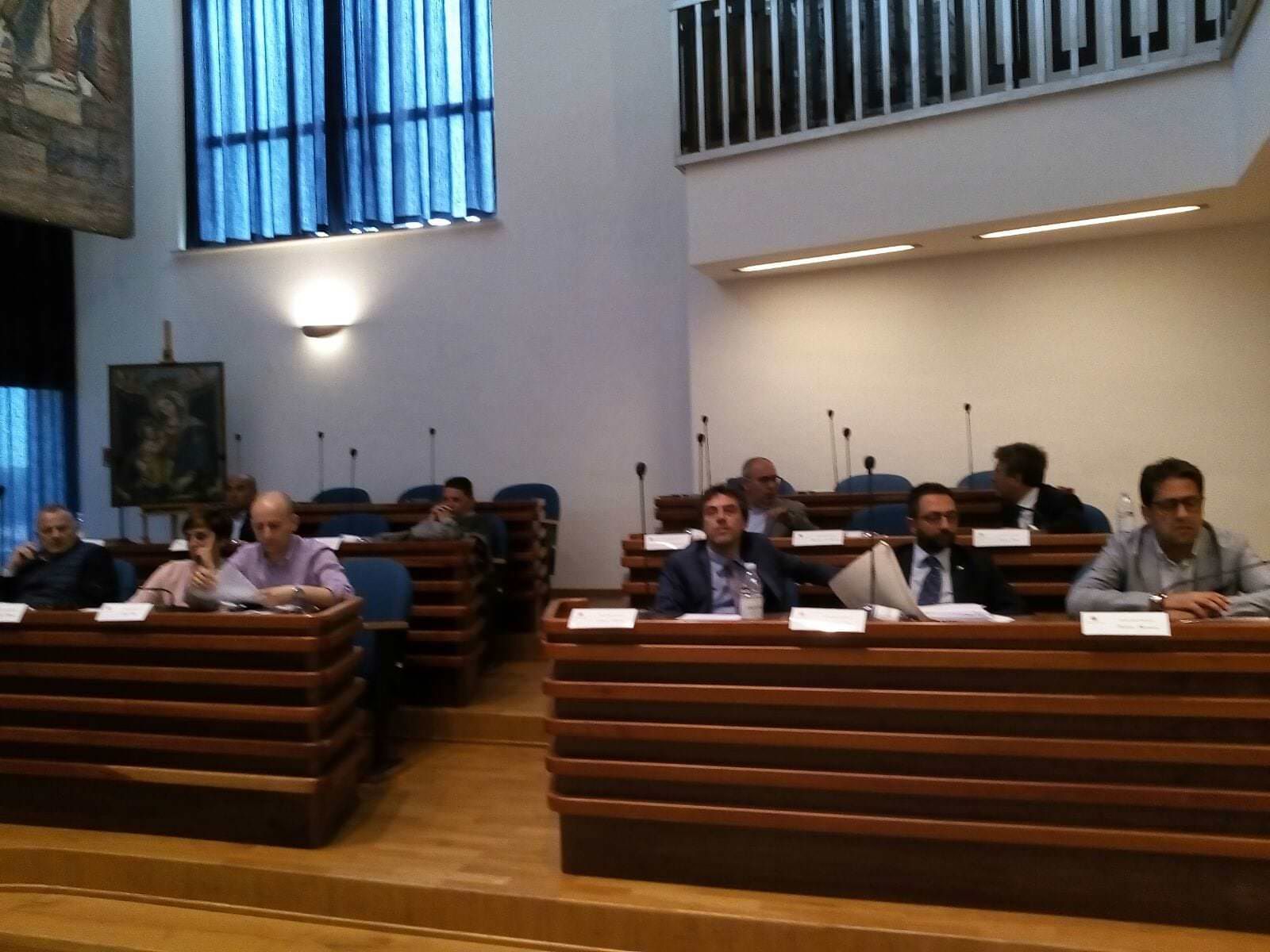 Catanzaro, bagarre in Consiglio per un minuto di silenzio