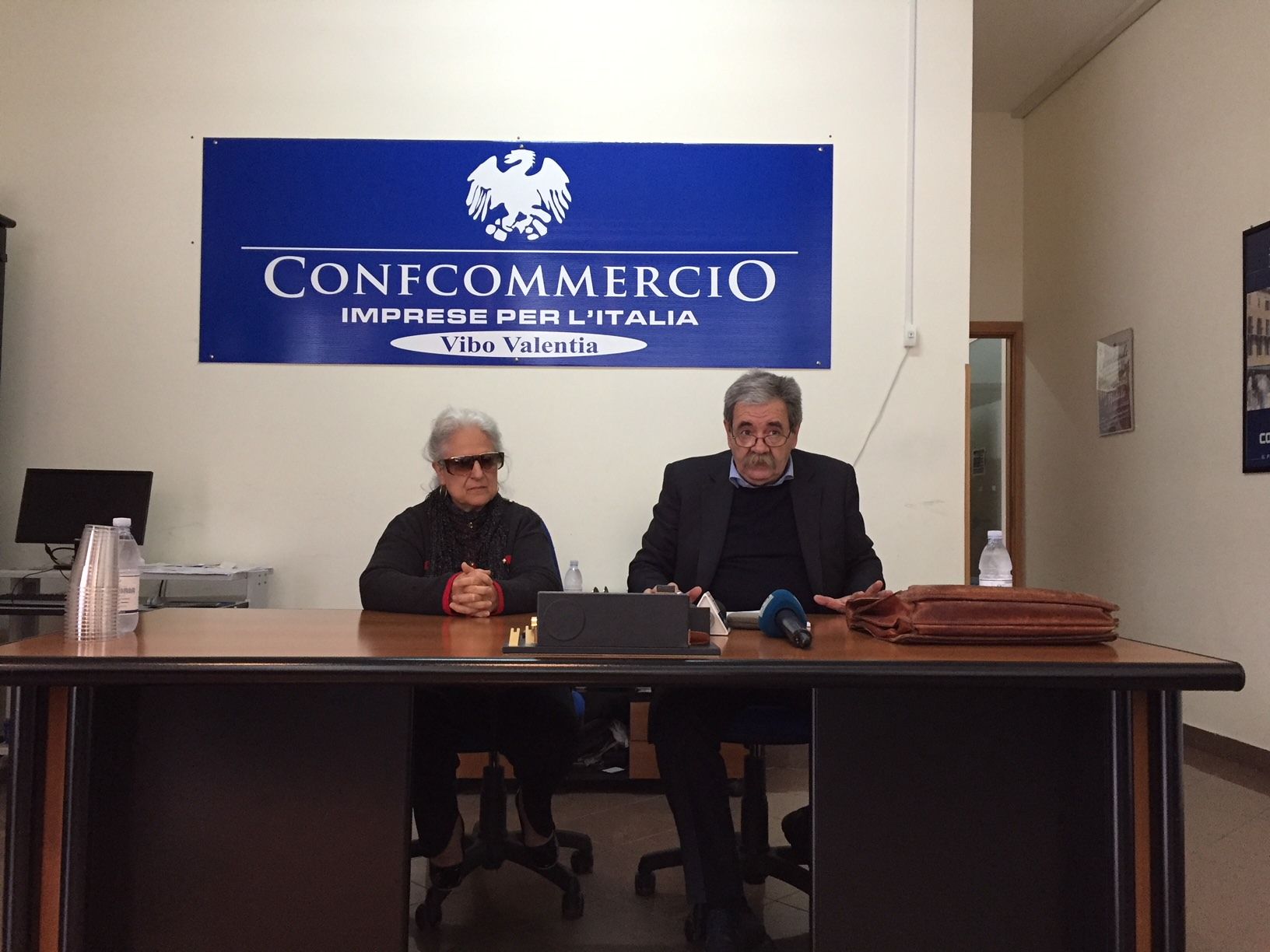 La madre coraggio fa i nomi. E punta il dito contro «la burattinaia» – VIDEO