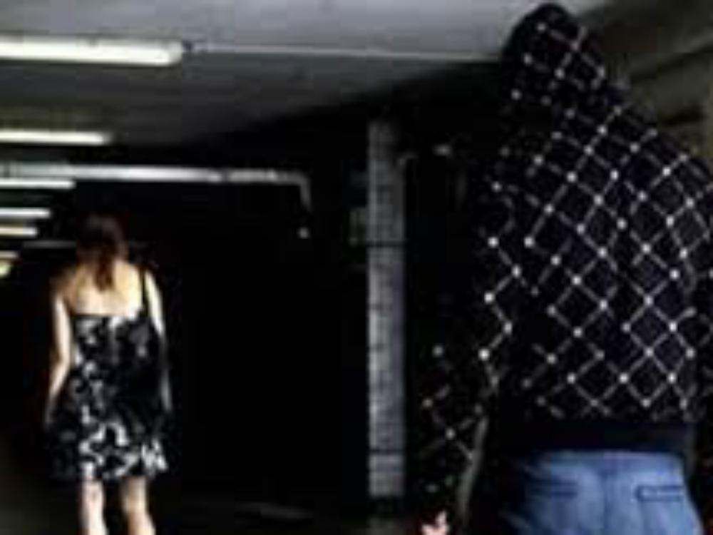 Perseguita una donna, arrestato