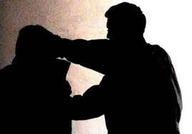 La moglie litiga con un collega, il marito e i "compari" lo aggrediscono