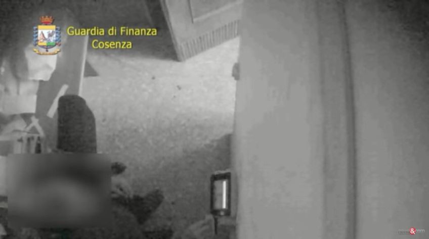 Assententisti a San Vincenzo La Costa, posizione più leggera per due indagati