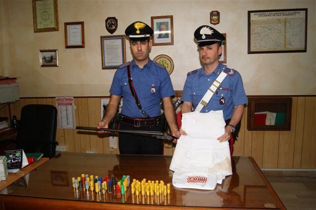 Padre e figlio trovati con fucile e giubbotto antiproiettile