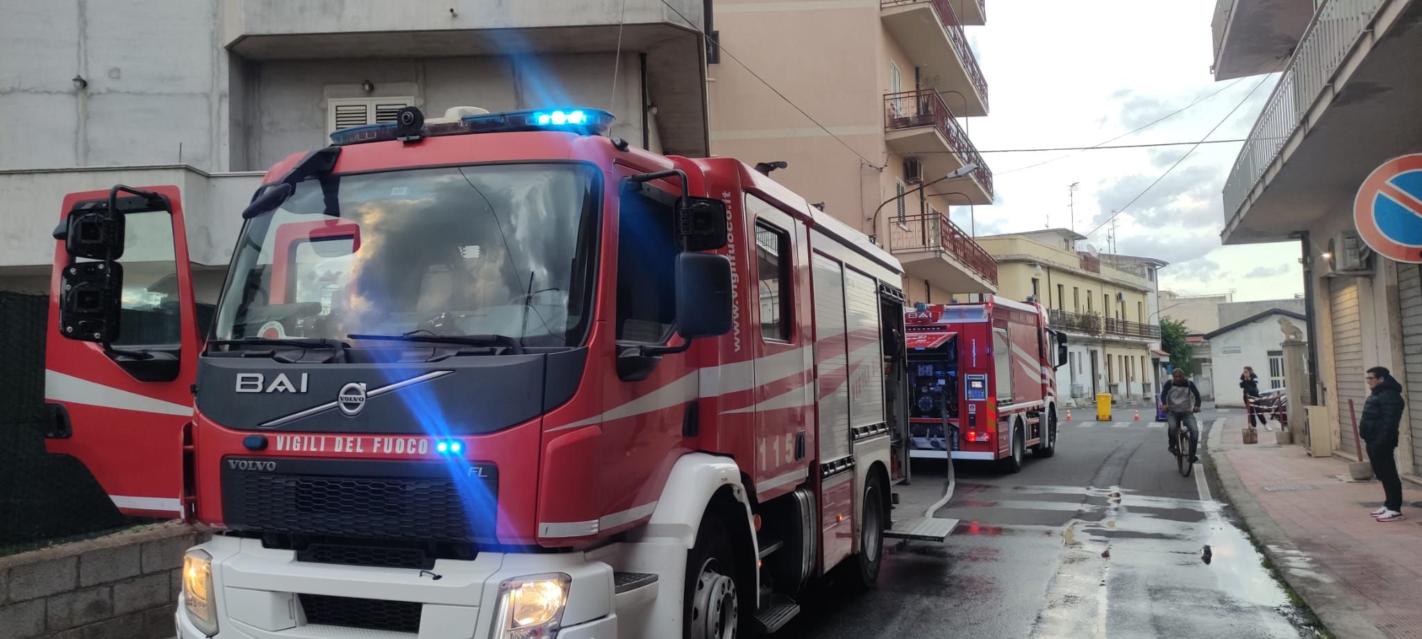Paura per un deposito in fiamme nel Reggino, evacuata una famiglia