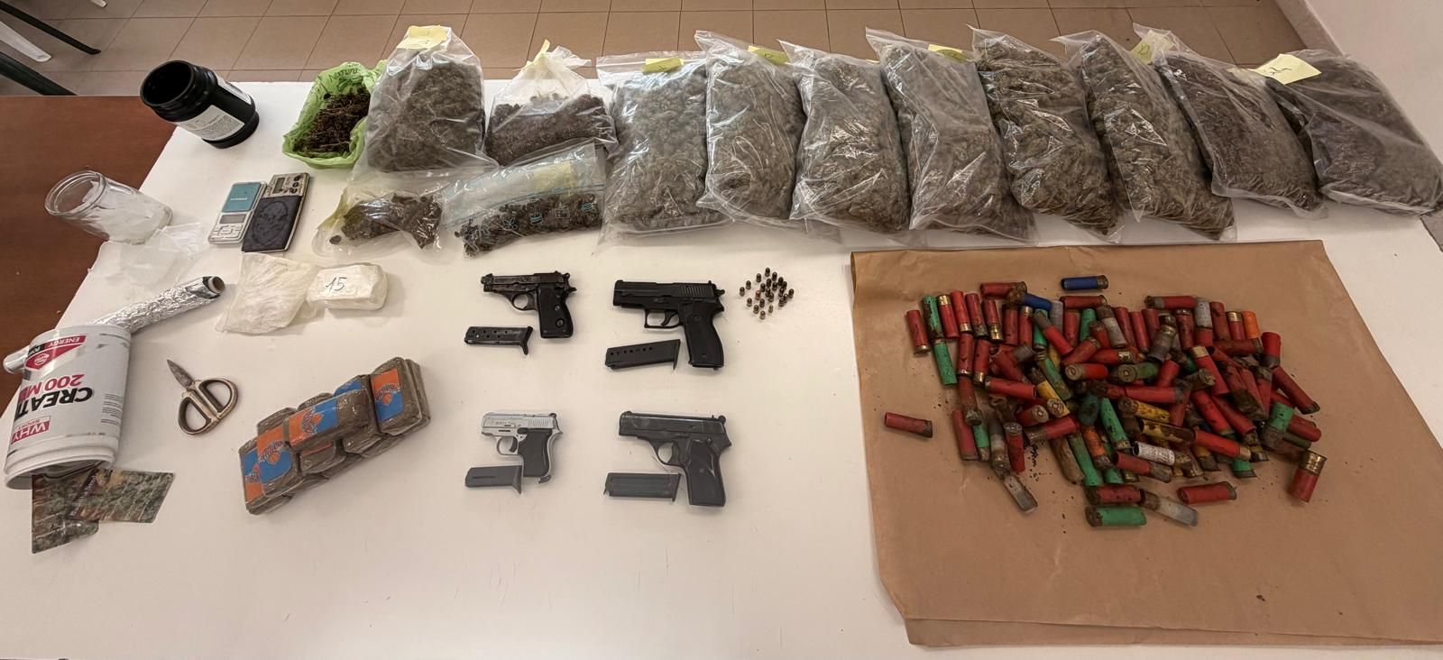 Un deposito di droga e un arsenale nascosto in campagna, blitz dei Carabinieri: arrestato un 37enne