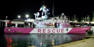 Migranti, sbarcati a Crotone i 47 soccorsi dalla nave Louise Michel