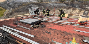 Vasto incendio a Catanzaro, fiamme raggiungono un’abitazione: residenti allontanati per il fumo – FOTO