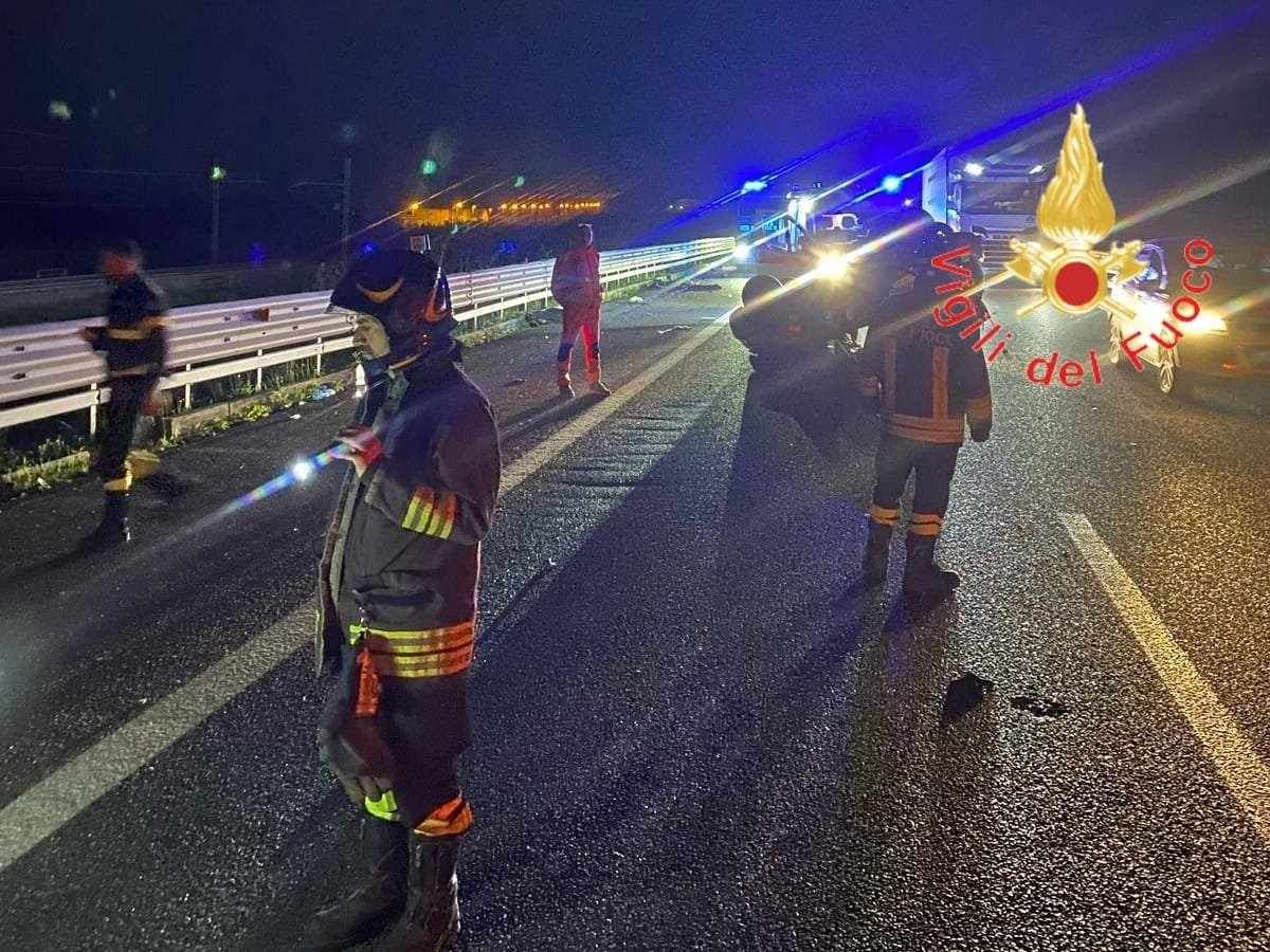 Incidente in autostrada all’altezza di Gizzeria: si ribaltano le due vetture coinvolte, quattro feriti
