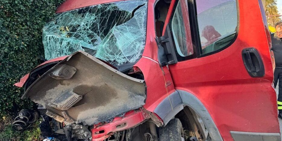 Pizzo, scontro sulla Ss18: diversi feriti, interviene l’elisoccorso