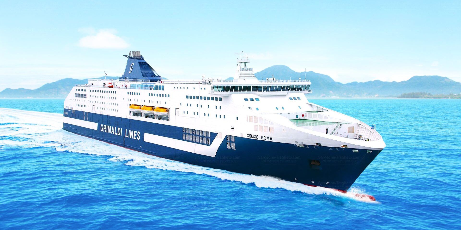 Incendio su una nave di linea diretta a Brindisi