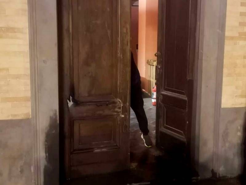 Vibo, dato alle fiamme il portone della sede degli editori