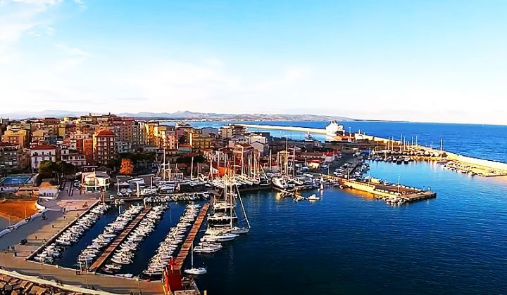 Operaio muore nel porto di Crotone dopo aver scaricato da una nave. L’ipotesi del malore