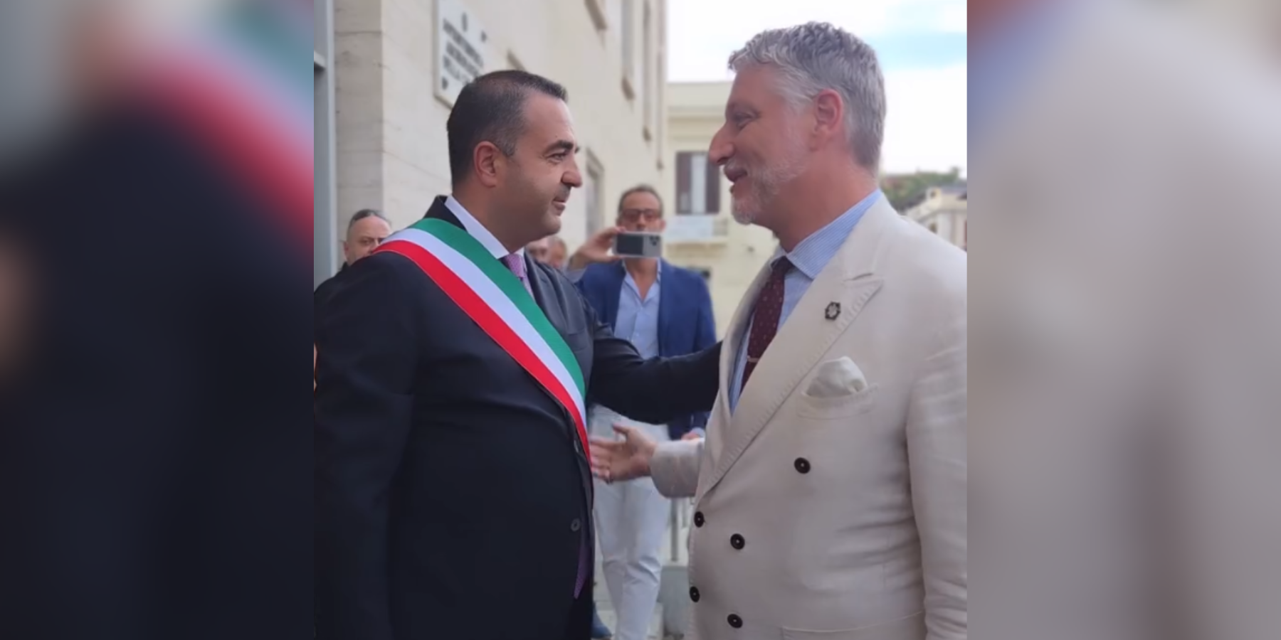 Giuli in visita a Reggio Calabria, il ministro rassicura sui Bronzi di Riace: «Stiamo lavorando ai basamenti»
