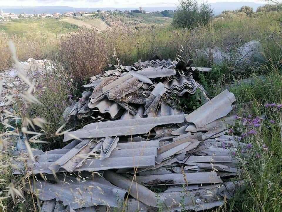 I lavori degli Anello nel resort e il “problema” dei rifiuti: l’eternit sversato a Sant’Onofrio e nel lago Angitola