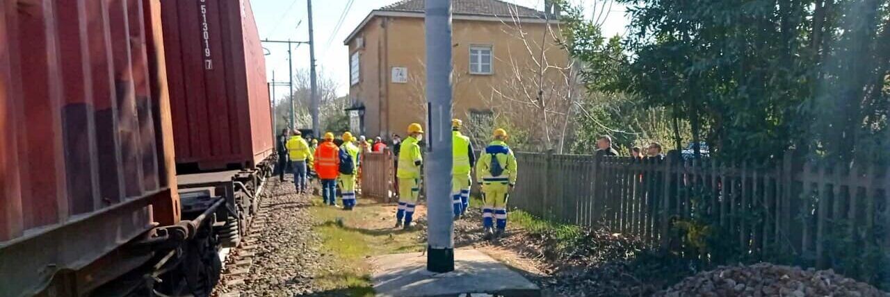 Fugge dai carabinieri e viene travolto da un treno, muore 17enne