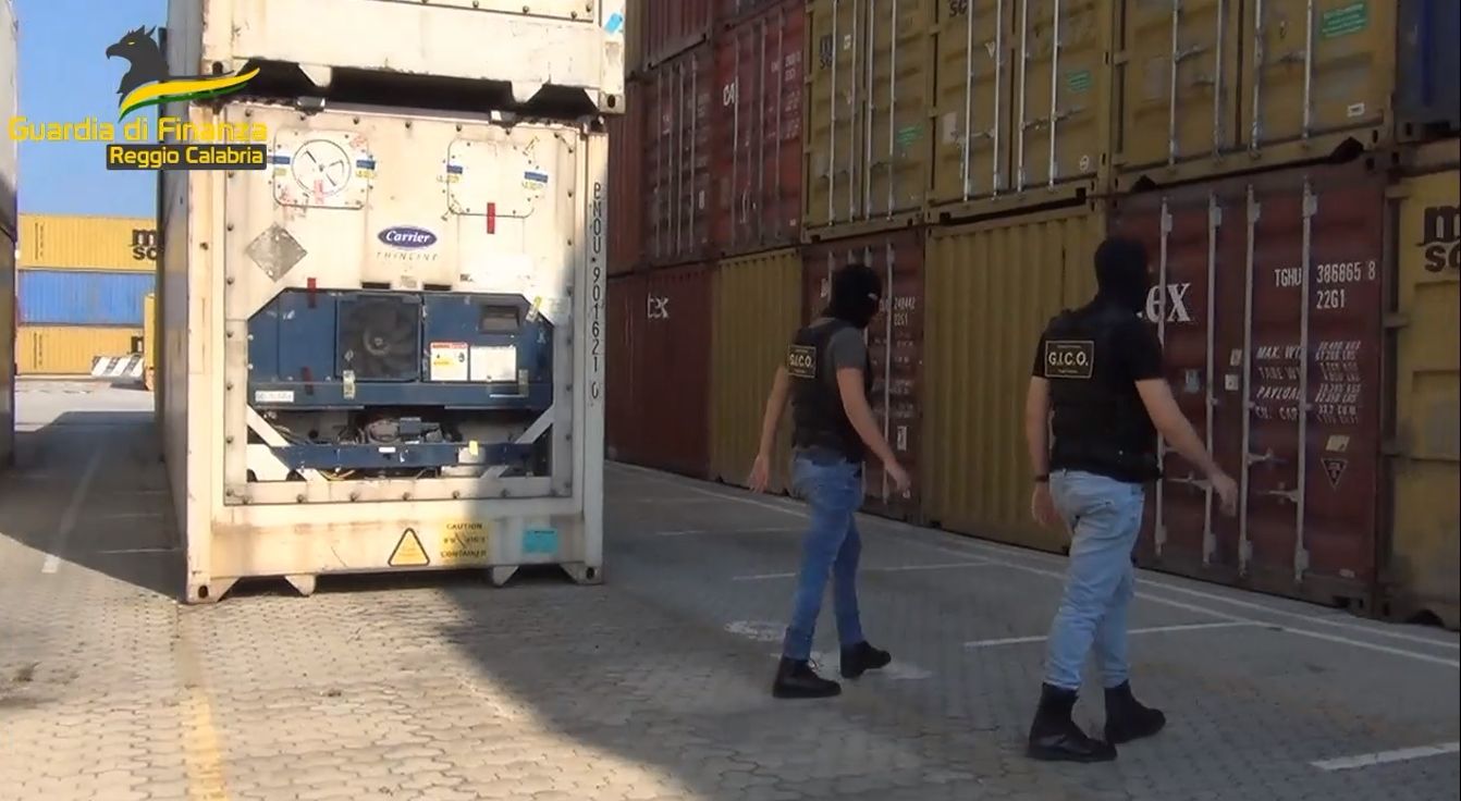 Smantellata la logistica del narcotraffico nel porto di Gioia Tauro: 36 arresti, sequestrate 4 tonnellate di cocaina – NOMI E VIDEO