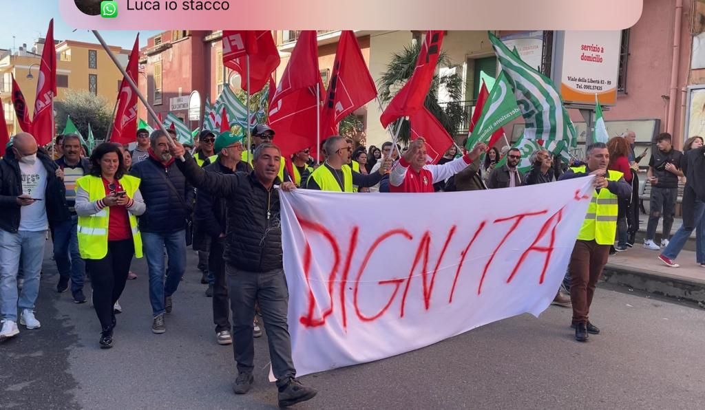 Corteo a sostegno dei lavoratori del consorzio di bonifica a Trebisacce: «Dignità, diritti, salario» – VIDEO E FOTO