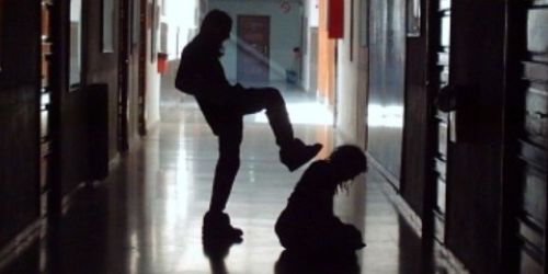 La minaccia shock davanti a scuola. «Se tuo figlio guarda mia figlia gli schiaccio le p...»