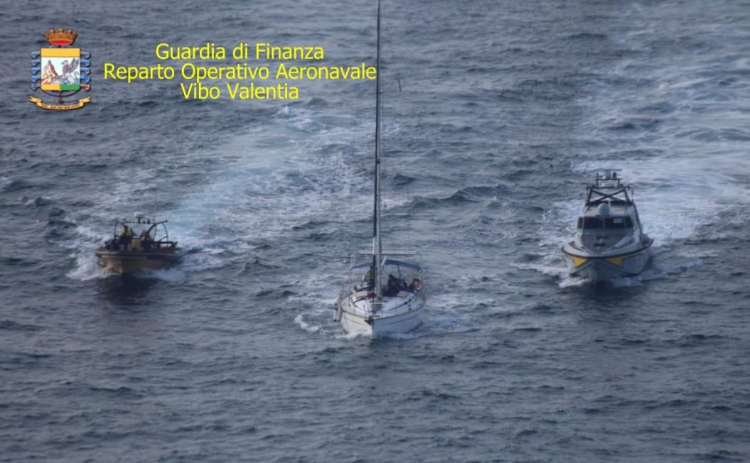Yacht con 77 migranti soccorso a Crotone: fermati due scafisti – FOTO E VIDEO
