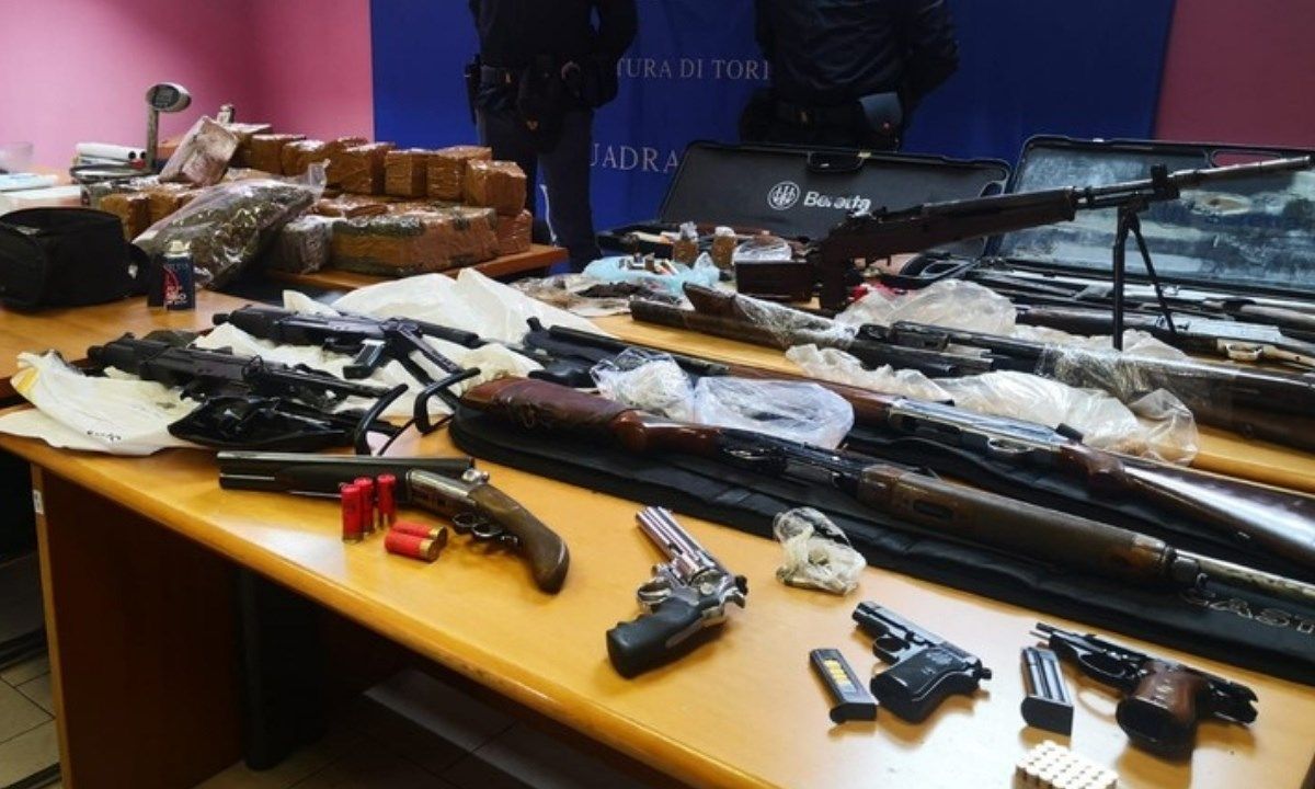 Arsenale in un garage nel Torinese, arrestato calabrese